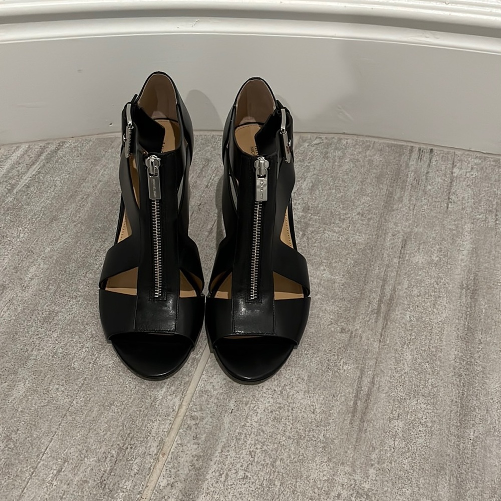 MICHAEL Michael Kors black Leather sandals size 10 great condition